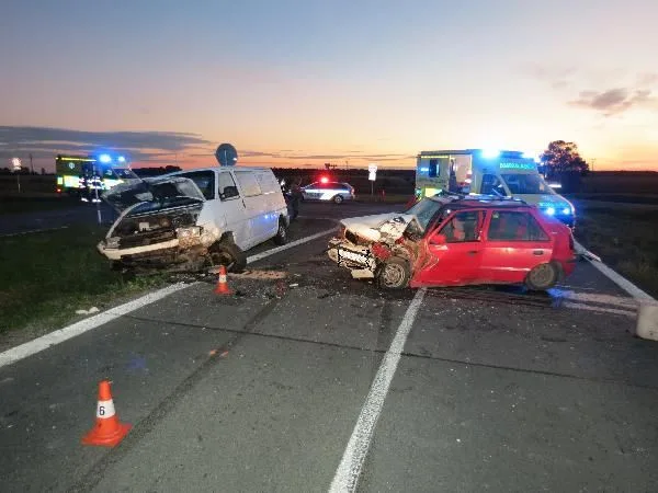 Čelní střet osobního auta s dodávkou v Černilově