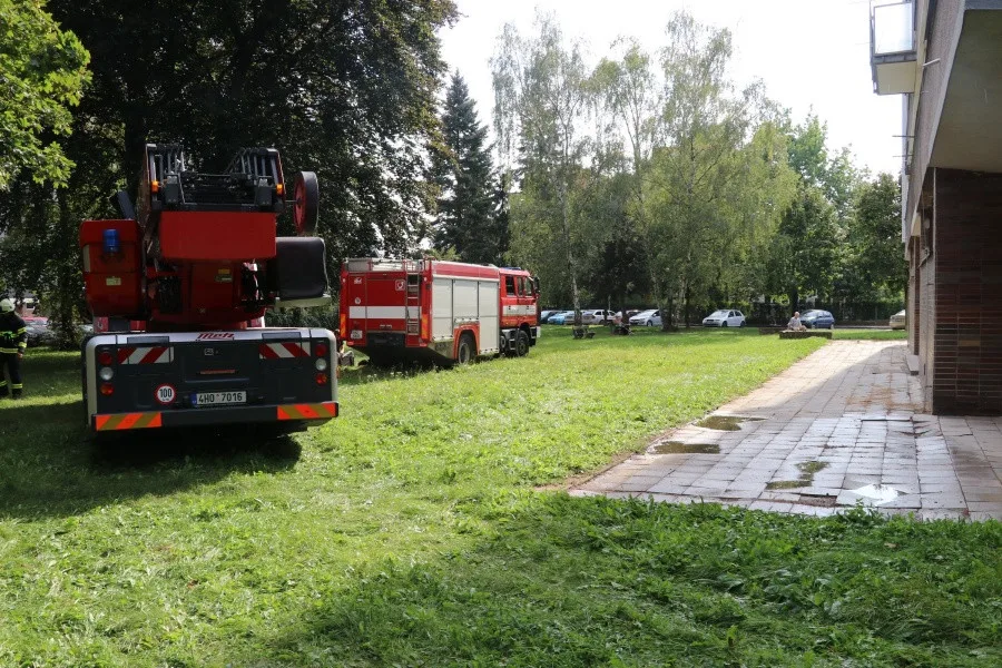 Hasiči při zásahu v Baarově ulici