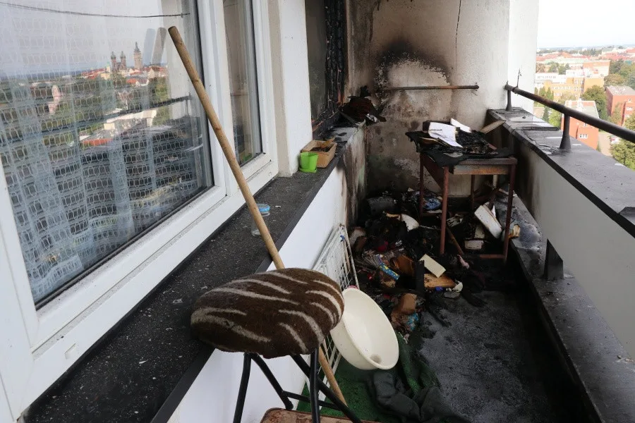 Pop požáru, který vypukl na balkoně u bytu ve 13. patře