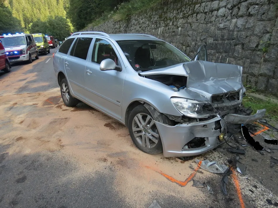 Řidičku přemohl mikrospánek v zatáčce. Srazila se s dvěma dalšími auty