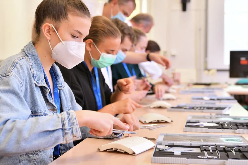 Během Medikempu si studenti vyzkoušeli medicínu nanečisto. Připravila ho Lékařská fakulta v Hradci Králové