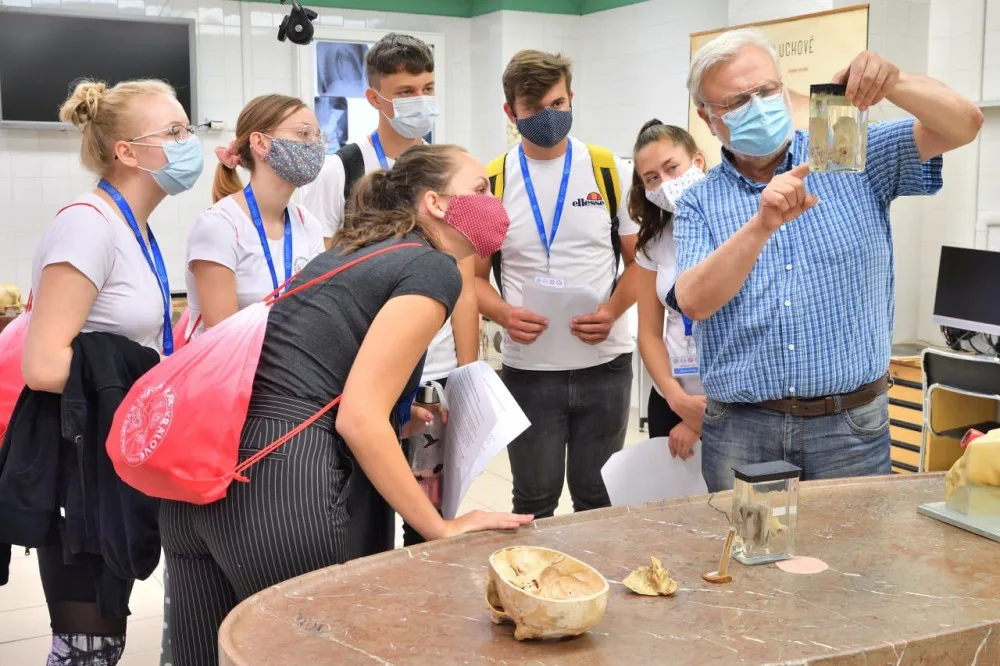 Během Medikempu si studenti vyzkoušeli medicínu nanečisto. Připravila ho Lékařská fakulta v Hradci Králové