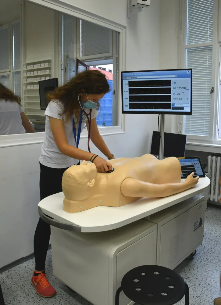 Během Medikempu si studenti vyzkoušeli medicínu nanečisto. Připravila ho Lékařská fakulta v Hradci Králové
