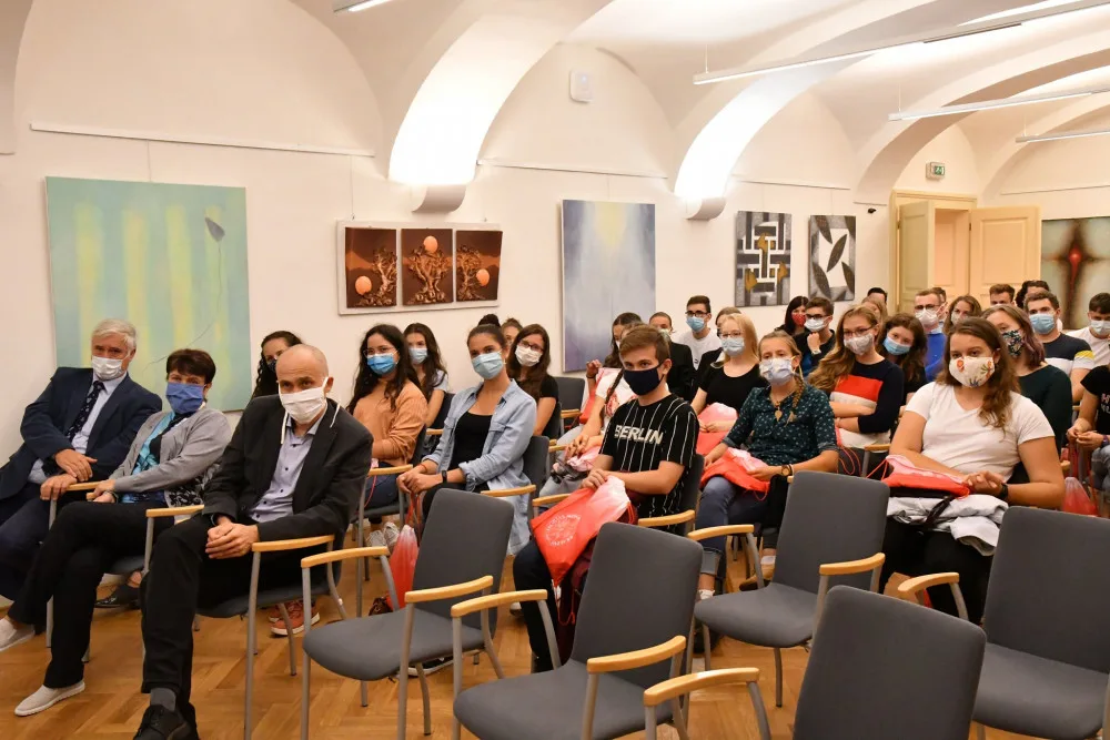 Během Medikempu si studenti vyzkoušeli medicínu nanečisto. Připravila ho Lékařská fakulta v Hradci Králové