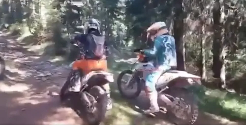 Po Krkonoších se proháněli motorkáři. Správci parku pátrají po jejich totožnosti. Neznáte je?