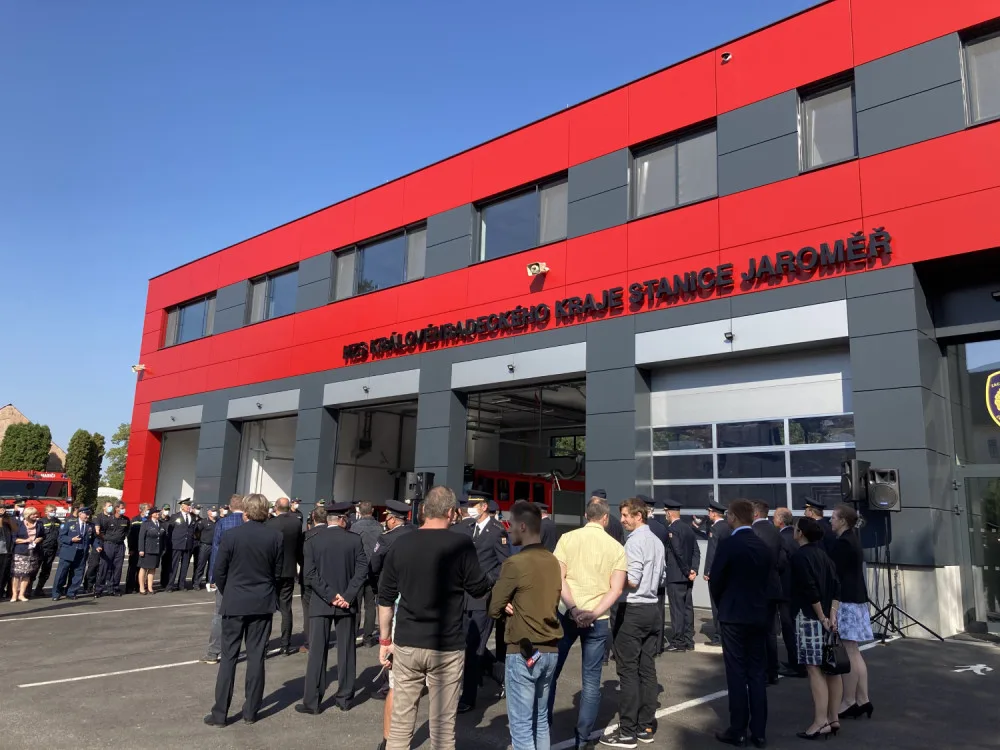 V červeném tričku dnes Hamáček otevřel hasičskou zbrojnici v Jaroměři. Doteď hasiči vyjížděli z plechových buněk