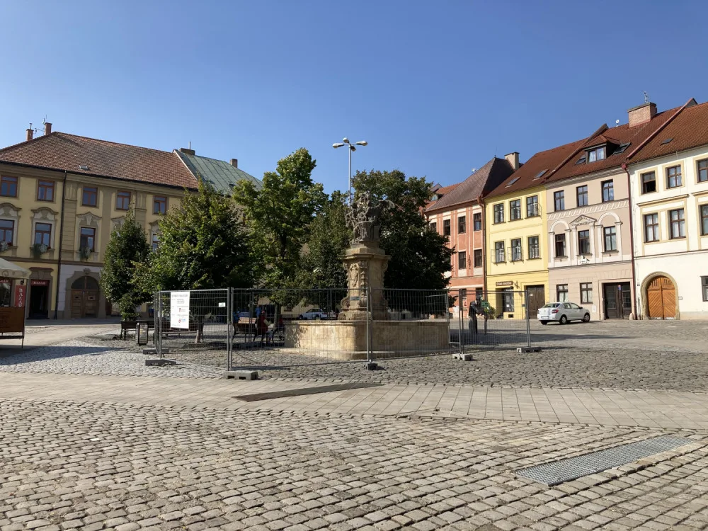 Po rekonstrukci je kašna na Malém náměstí opět v provozu. Město by ji chtělo na zimu zastřešit