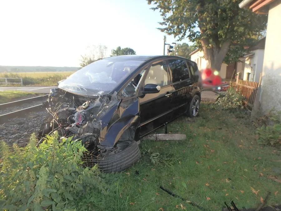 Osobní auto po střetu s vlakem u mezi obcemi Luková a Nepolisy