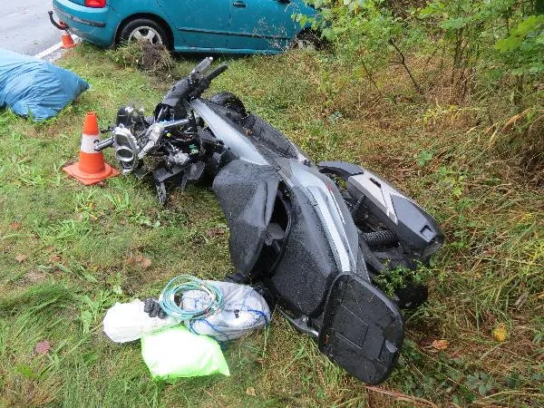 Skútr i osobní auto po nehodě u Třebechovic