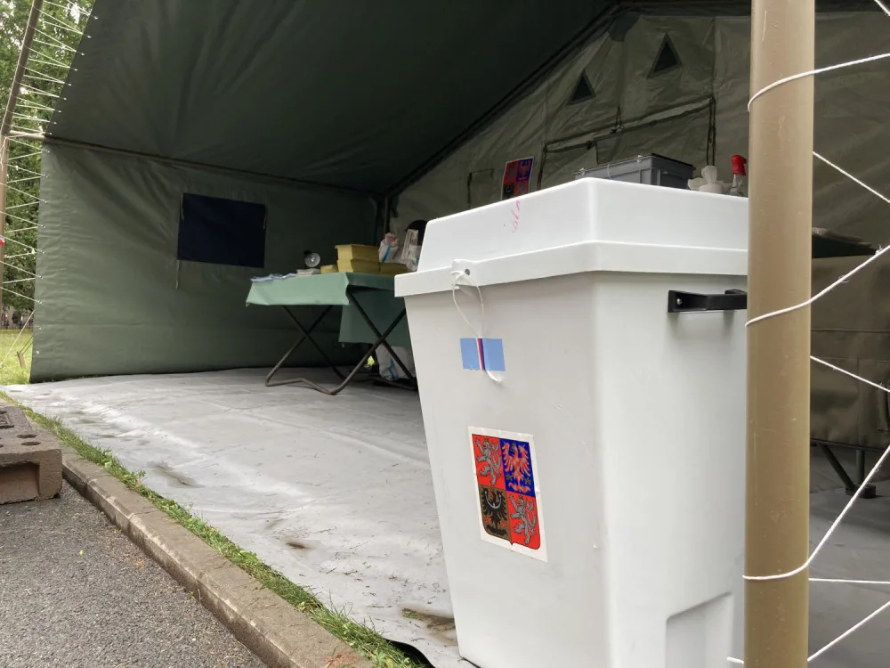 FOTO: DRIVE-IN hlasování v kraji moc lidí nevyužilo. Fronty se netvořily, vše proběhlo bez komplikací
