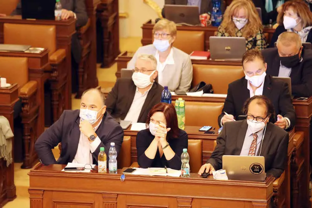 AKTUÁLNĚ: Vláda schválila nouzový stav