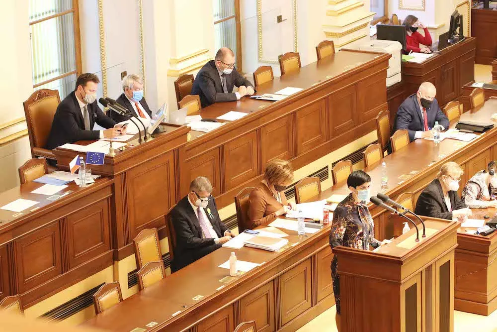 AKTUÁLNĚ: Vláda schválila nouzový stav