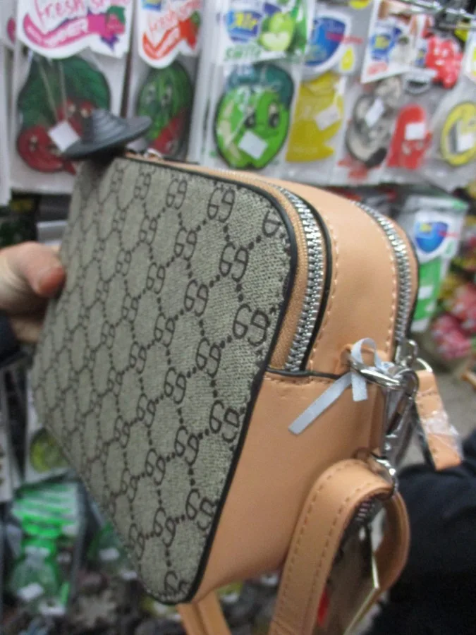 Louis Vuitton, Gucci nebo Calvin Klein. Všechno bylo falešné, majiteli obchodu hrozí desetimilionová pokuta