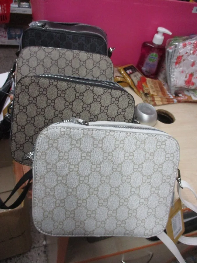 Louis Vuitton, Gucci nebo Calvin Klein. Všechno bylo falešné, majiteli obchodu hrozí desetimilionová pokuta