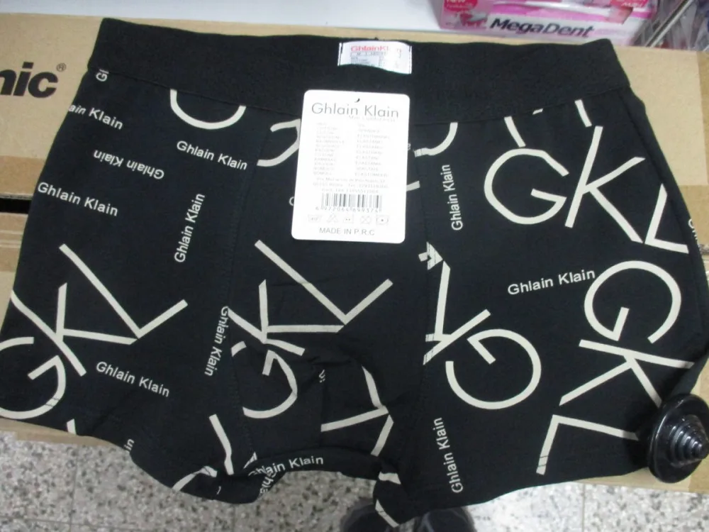 Louis Vuitton, Gucci nebo Calvin Klein. Všechno bylo falešné, majiteli obchodu hrozí desetimilionová pokuta