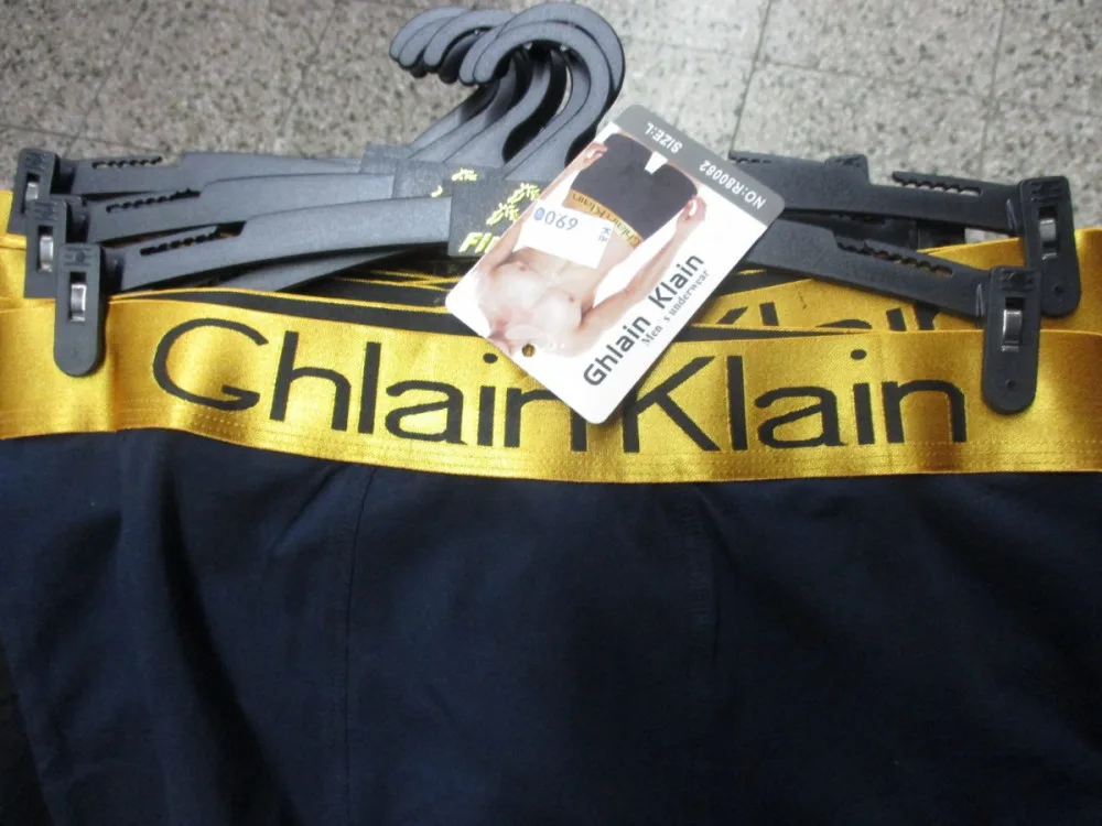 Louis Vuitton, Gucci nebo Calvin Klein. Všechno bylo falešné, majiteli obchodu hrozí desetimilionová pokuta
