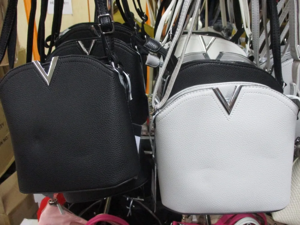 Louis Vuitton, Gucci nebo Calvin Klein. Všechno bylo falešné, majiteli obchodu hrozí desetimilionová pokuta