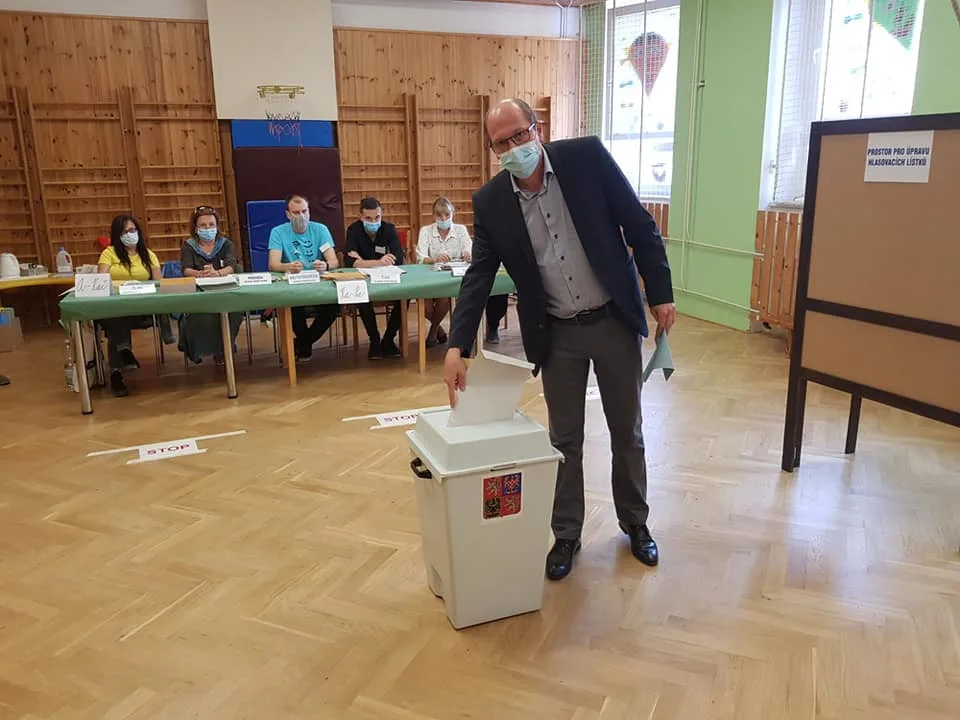 Hejtman Královéhradeckého kraje Jiří Štěpán při vhazování hlasovacího lístku do urny