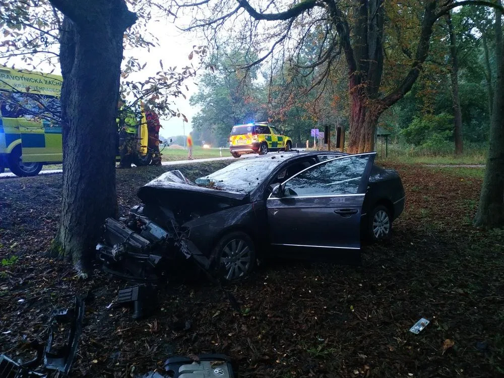 Vrtulník záchranářů zasahoval u nehody osobního auta na Jičínsku, při které byli zraněni tři lidé. Šofér řídil i přes zákaz řízení