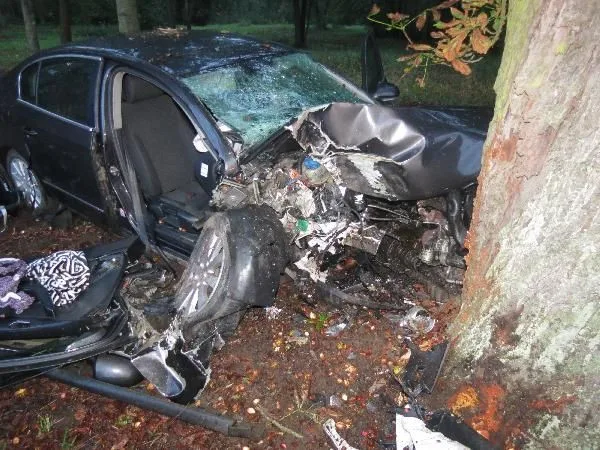 Vrtulník záchranářů zasahoval u nehody osobního auta na Jičínsku, při které byli zraněni tři lidé. Šofér řídil i přes zákaz řízení