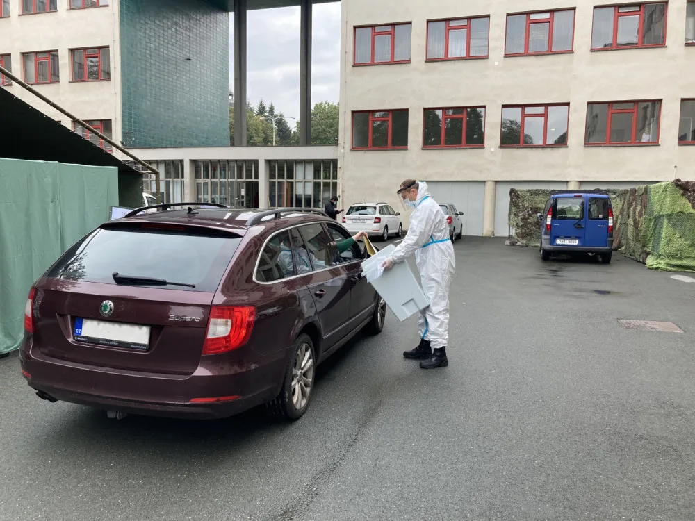 Pro lidi v karanténě zítra startuje druhé kolo senátních voleb. DRIVE-IN stanoviště v Hradci je připravené