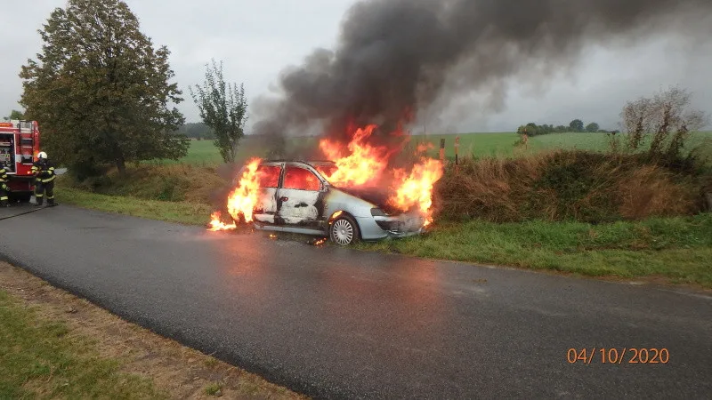 Požár osobního auta v Lukavici na Rychnovsku