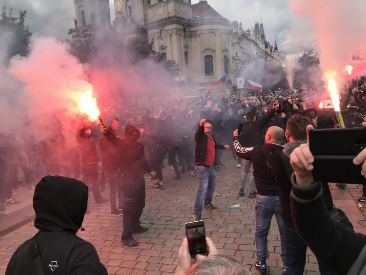 Včerejší demonstrace na Staroměstském náměstí se zvrtla v potyčku s policisty