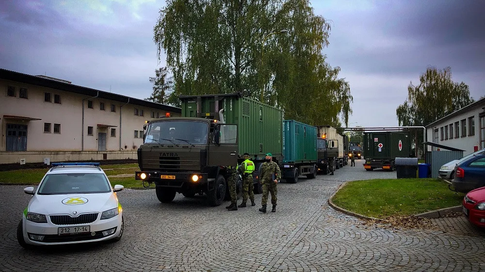 V Letňanech začala stavba polní nemocnice. Část vybavení dorazilo z Hradce Králové
