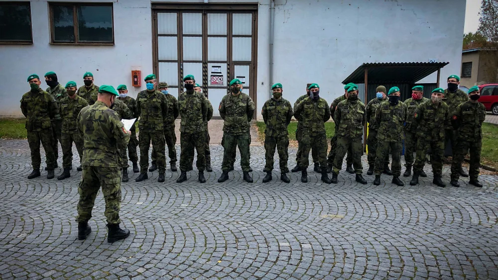 V Letňanech začala stavba polní nemocnice. Část vybavení dorazilo z Hradce Králové