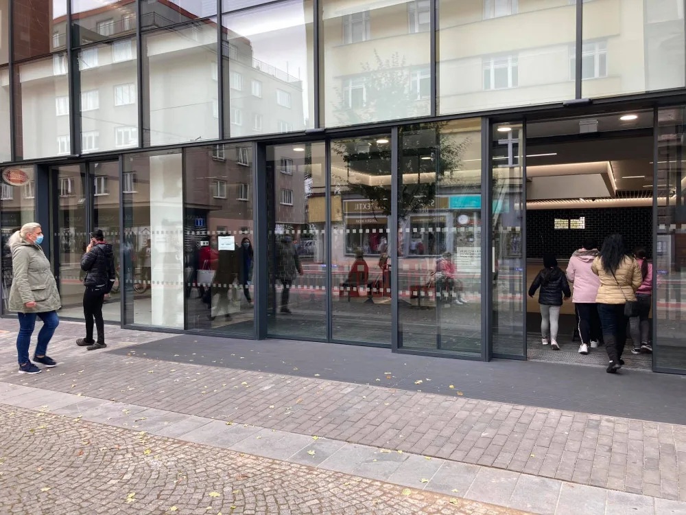 V Hradci Králové se dnes otevřelo nové obchodní centrum. Prošlo kompletní rekonstrukcí
