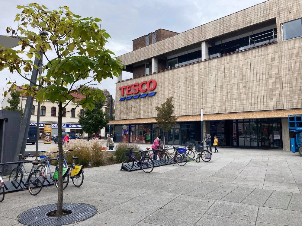 V Hradci Králové se dnes otevřelo nové obchodní centrum. Prošlo kompletní rekonstrukcí