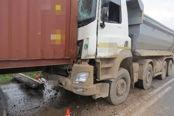 Opilý řidič nedodržel bezpečnou vzdálenost. Ťukanec do auta před ním vyšel na 370 tisíc korun