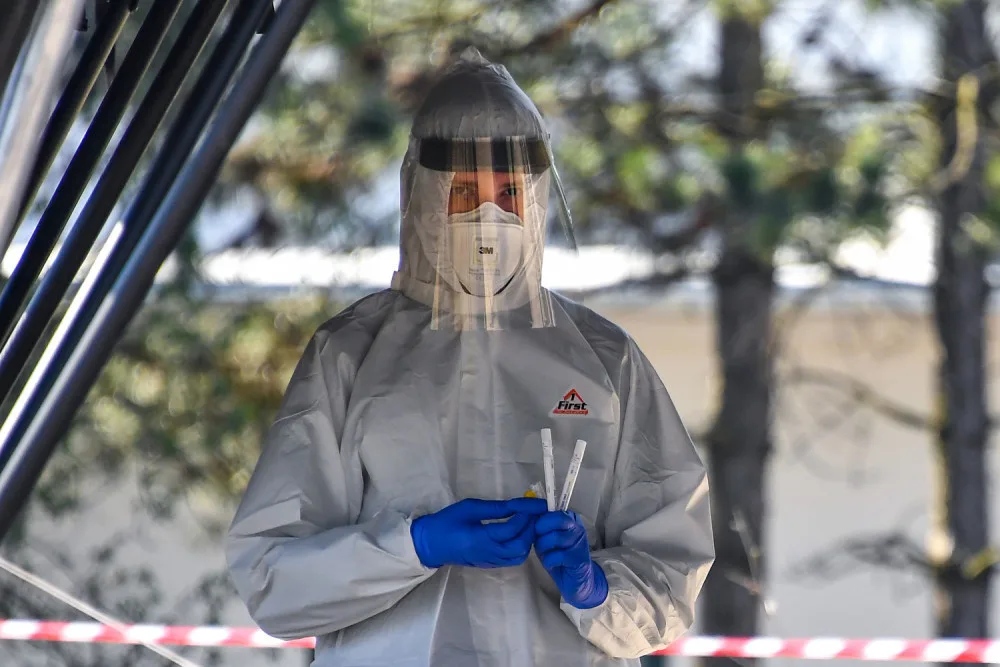 Jak zvládnout domácí izolaci s koronavirem? Na antibiotika zapomeňte, nepodceňuje komplikace
