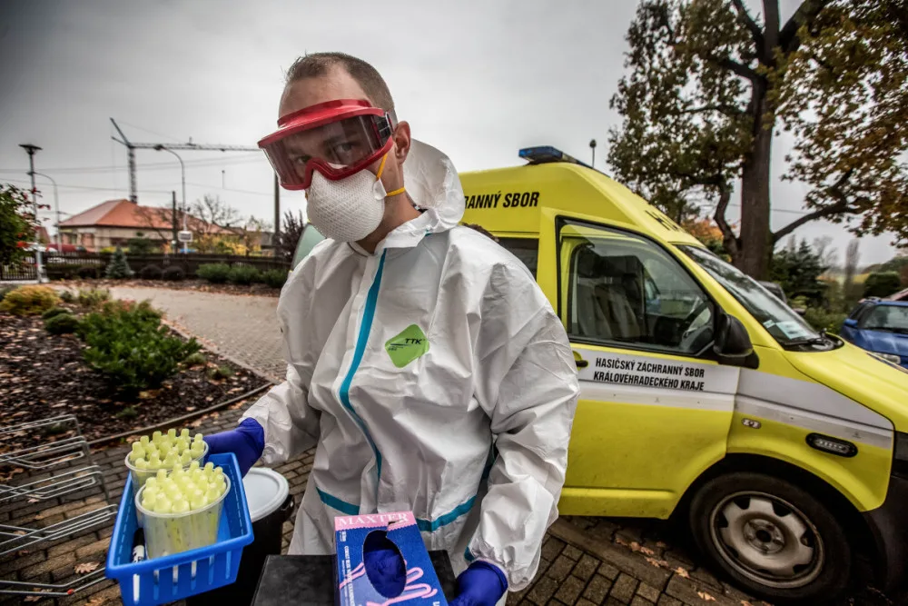 S testováním na Covid-19 pomáhají i hasiči, vytvořili mobilní odběrový tým