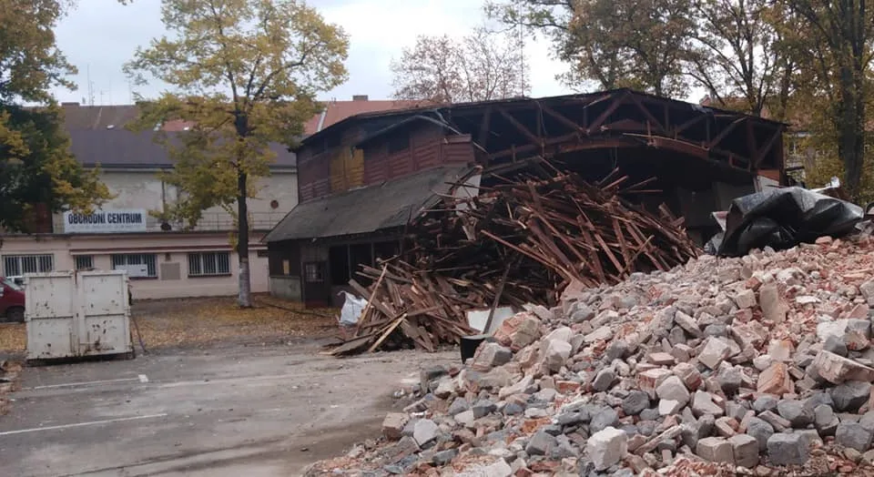 Historické kino Dřevěnka to má spočítané, místo revitalizace se do něj pustily bagry