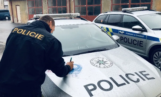 FOTO | VIDEO: Policie v Královéhradeckém kraji rozvezla po nemocnicích srdce se vzkazy a pozdravy