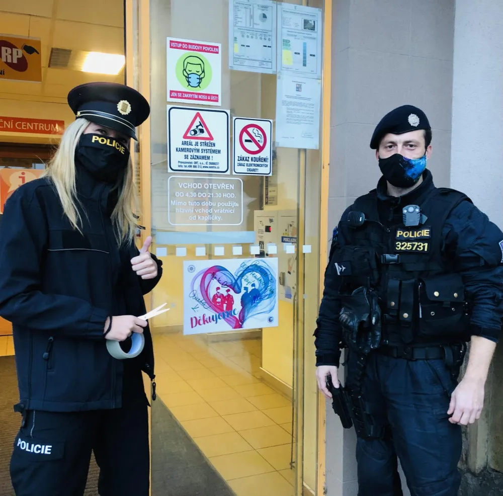FOTO | VIDEO: Policie v Královéhradeckém kraji rozvezla po nemocnicích srdce se vzkazy a pozdravy