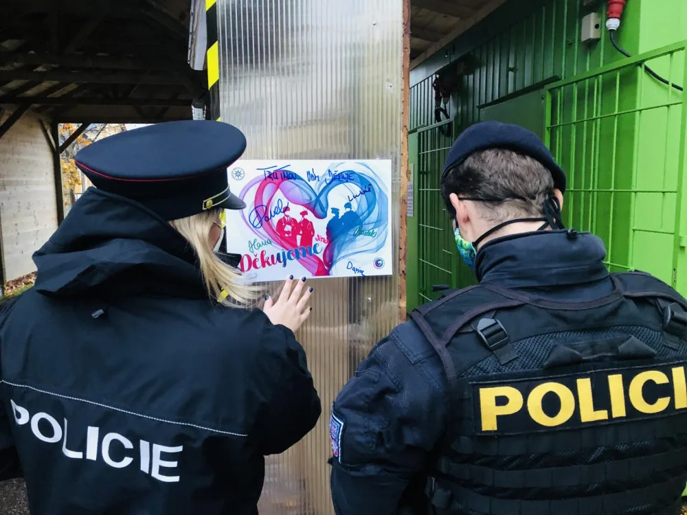 FOTO | VIDEO: Policie v Královéhradeckém kraji rozvezla po nemocnicích srdce se vzkazy a pozdravy