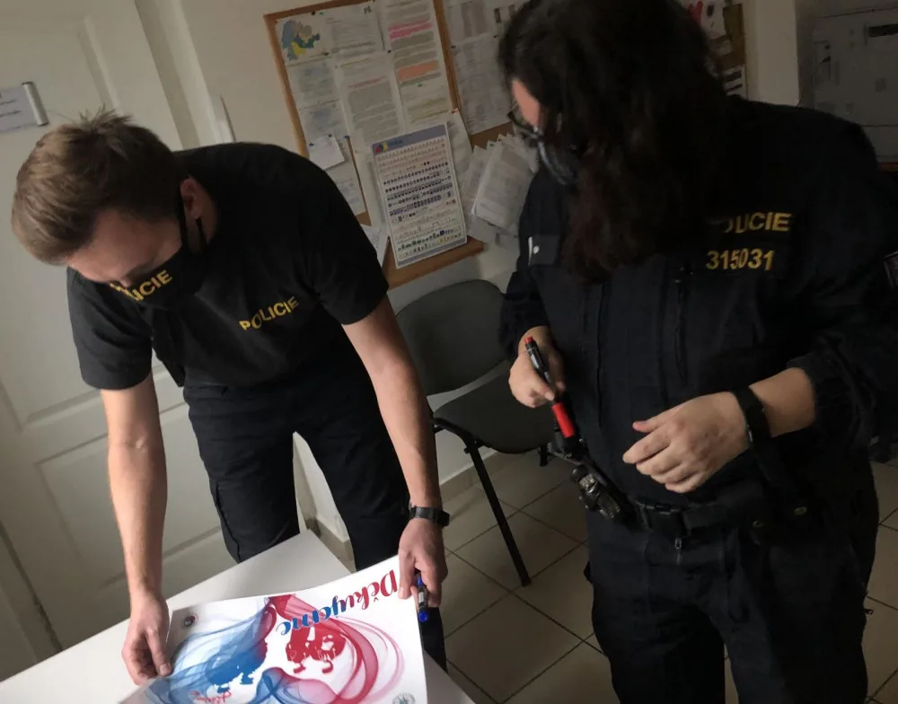 FOTO | VIDEO: Policie v Královéhradeckém kraji rozvezla po nemocnicích srdce se vzkazy a pozdravy