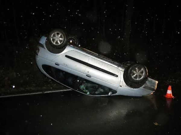 Policie řešila auto na střeše bez řidiče. Prý odešel pro pomoc, tvrdil opilý spolujezdec