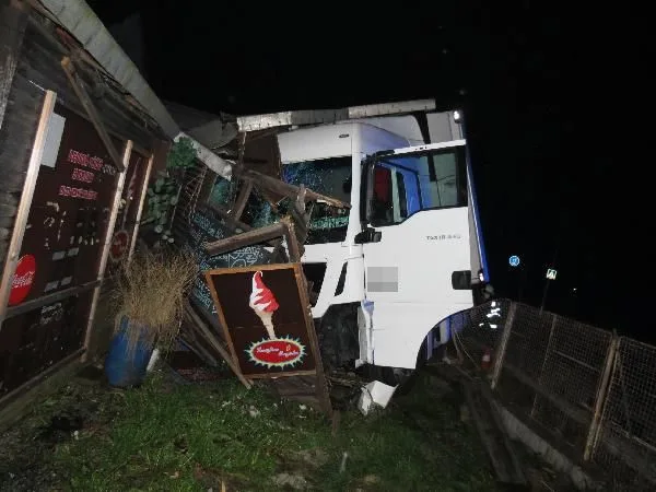 Kamion sjel ze silnice a zastavil se o stánek s občerstvením. Škoda je téměř u dvou milionů korun