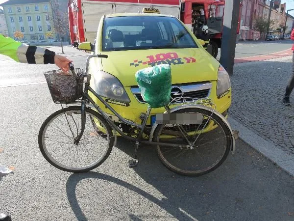 Auto srazilo cyklistku, policie hledá svědky