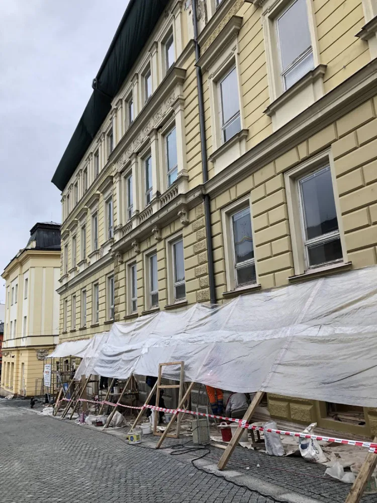 V budově ZUŠ v Trutnově se držela vlhkost a zima. Problém má vyřešit rekonstrukce