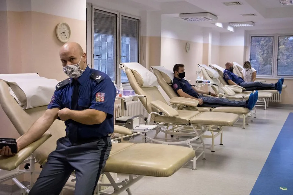 Příslušníci vězeňské služby darovali krev v hradecké nemocnici