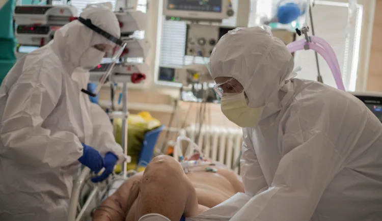 Zpocené tělo pod ochranným oblekem a smrt z minuty na minutu. To je každodenní realita na náchodské covidové JIP