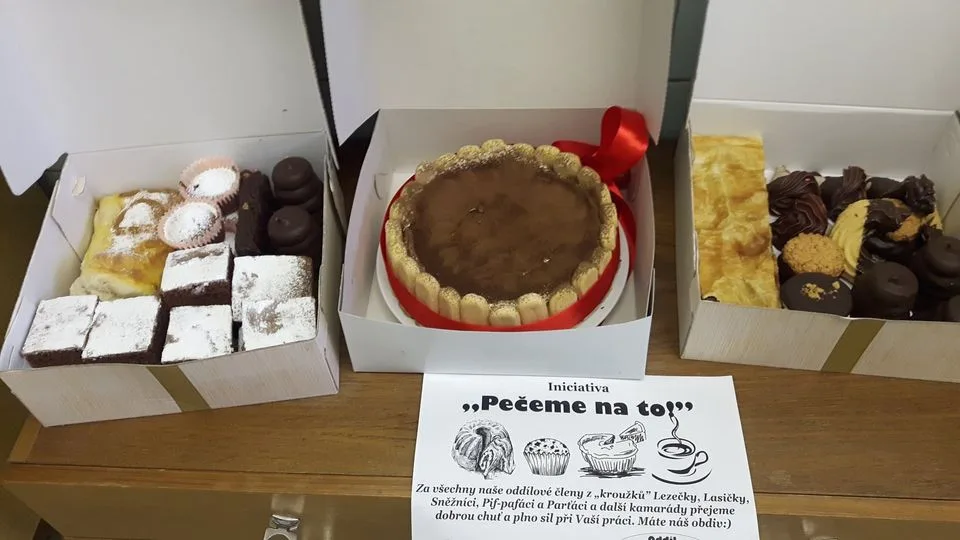 Děti napekly zdravotníkům z Náchodska spoustu dobrot