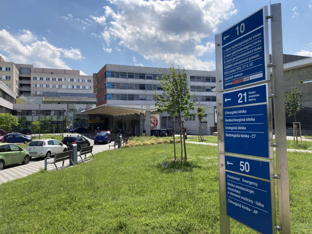 Ve Fakultní nemocnici Hradec Králové ubývá pacientů s koronavirem. Personál však stále chybí