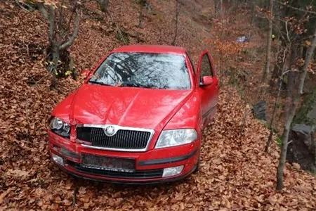 S kradenou Octávkou ujížděl přes hranice v Náchodě, během honičky narazil do tří aut. Policie hledá svědky