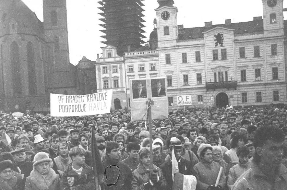 Sametová revoluce začala v Hradci Králové až 20. listopadu. Se studenty ji ve městě rozhýbali divadelní herci