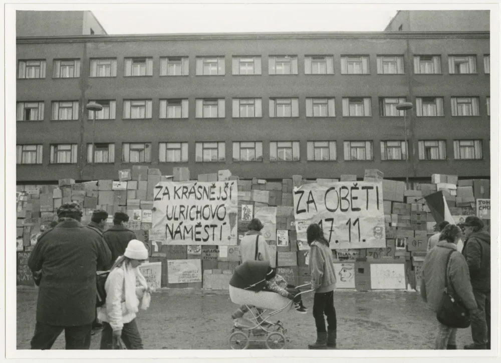 Sametová revoluce začala v Hradci Králové až 20. listopadu. Se studenty ji ve městě rozhýbali divadelní herci
